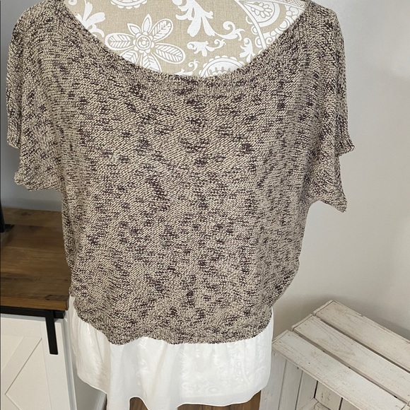 🌿3/$30🌿 Moth short sleeve sweater top - Picture 1 of 3